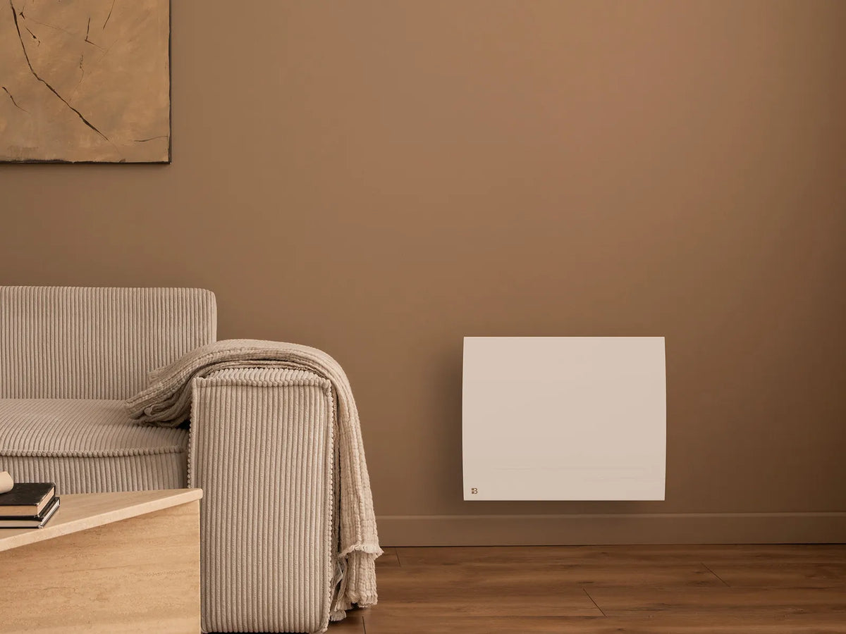 Radiateur à inertie sèche céramique connecté LESSO CONNECT dans un salon d'ambiance