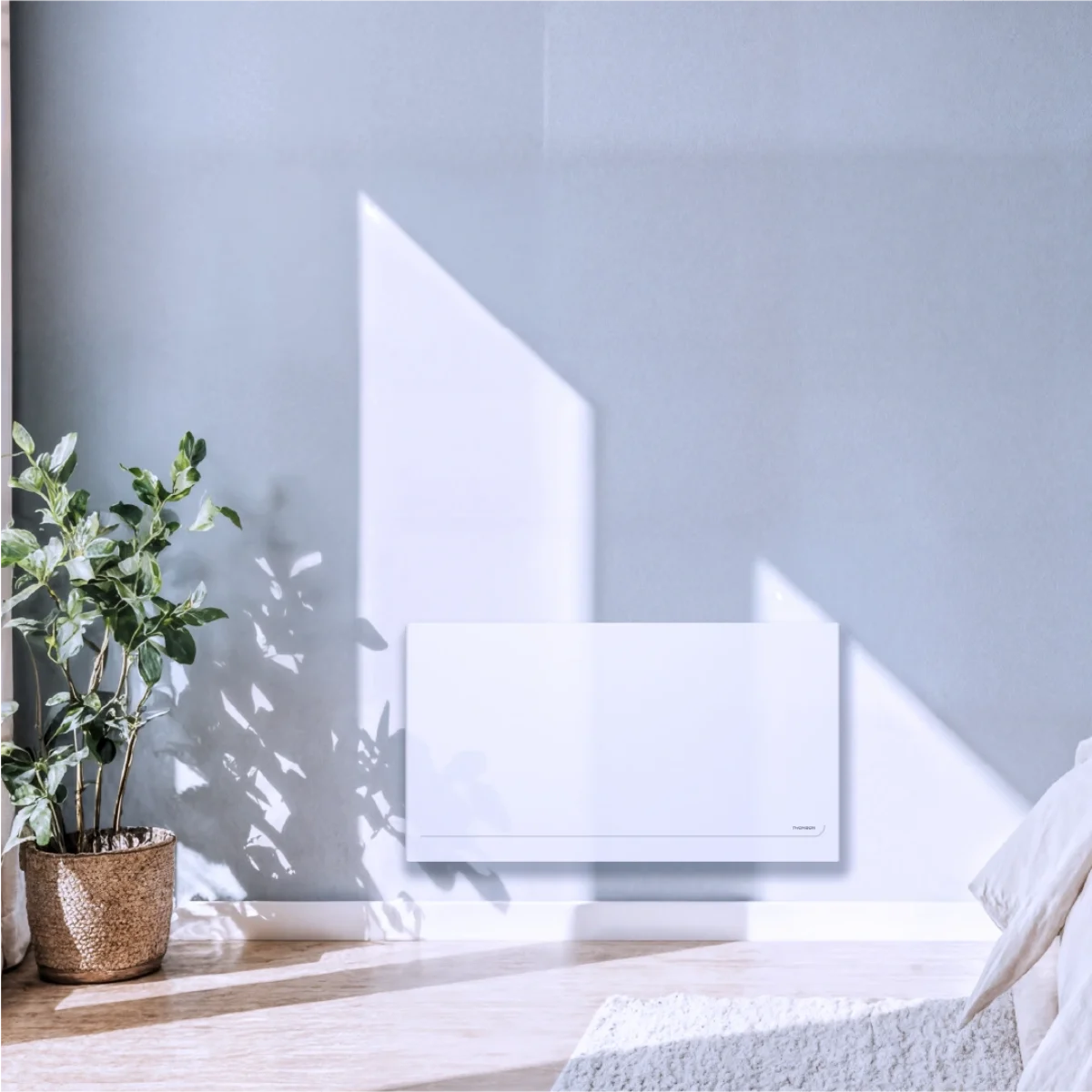 Radiateur électrique MILLA de 1500W de la marque Thomson dans une image d'ambiance.