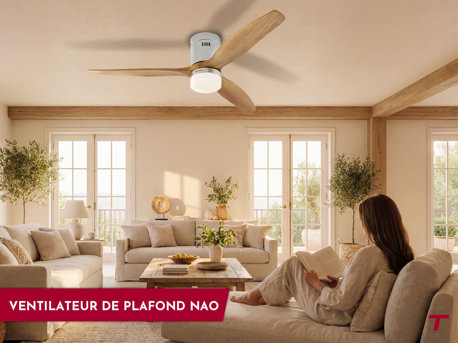 Salon moderne aux teintes estivales avec ventilateur de plafond NAO