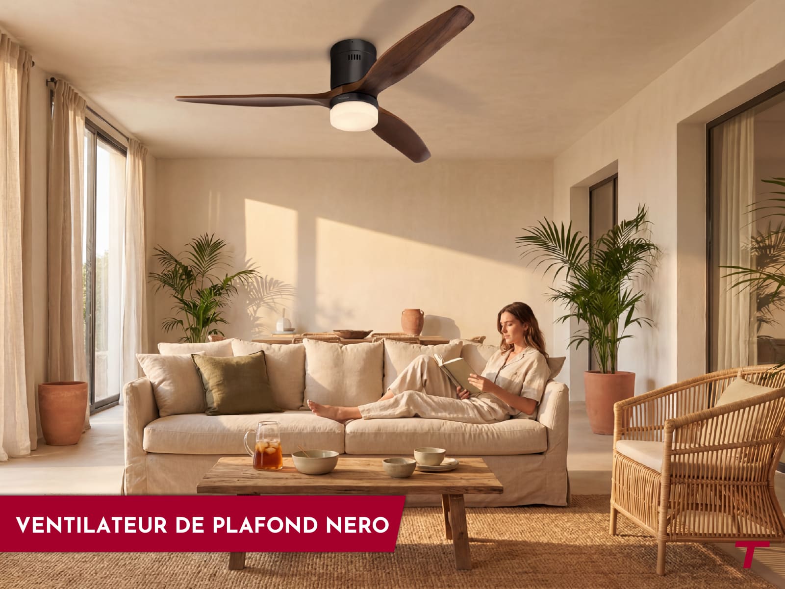 Salon moderne aux teintes estivales avec ventilateur de plafond NERO