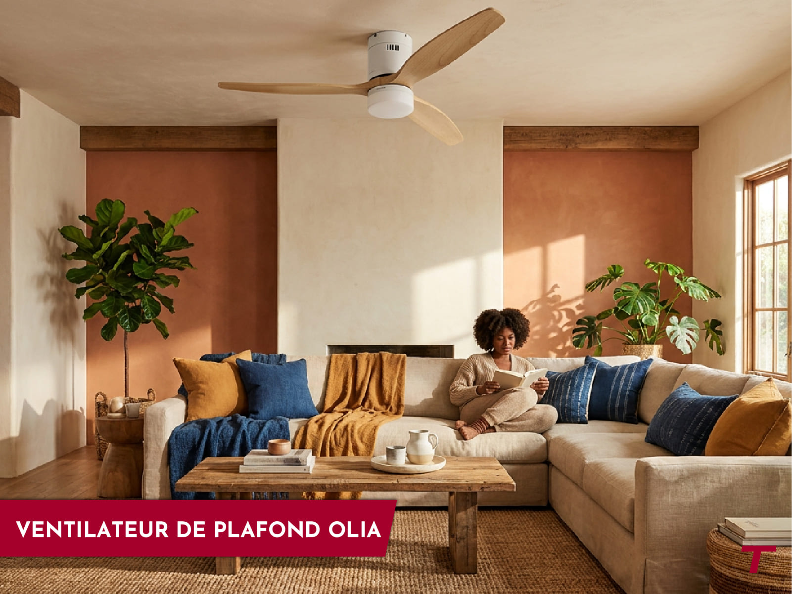 Salon moderne aux teintes estivales avec ventilateur de plafond OLIA